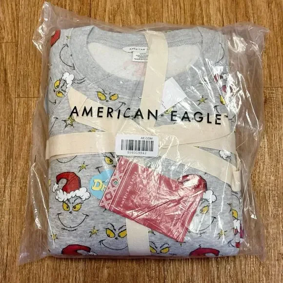 American Eagle Women’s Dr. Seuss Grinch Holiday Fleece PJ Pajama Set Size Small - Picture 3 of 7